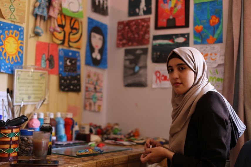 بالصور.. طفلة القطاع المحاصر تنسج الحياة من صدف البحر
